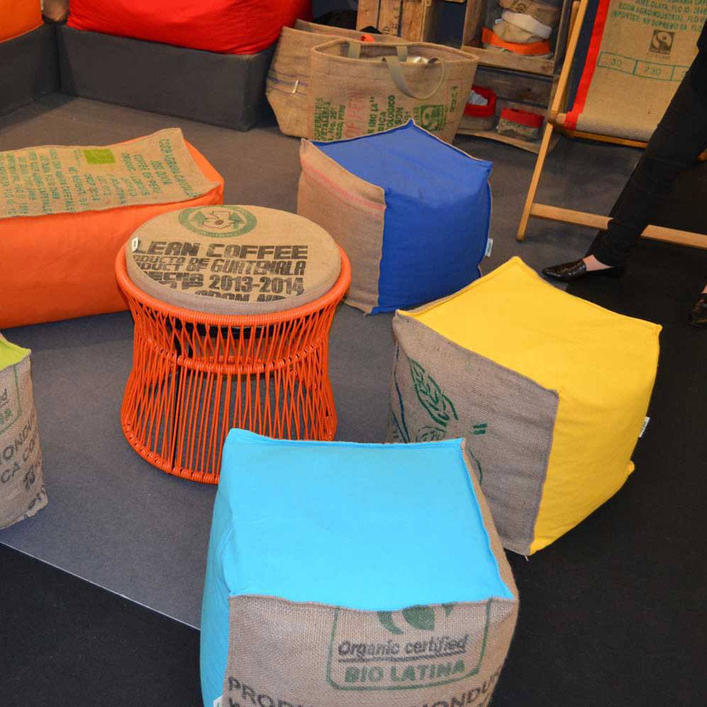 Pouf bleu tendance en toile de jute