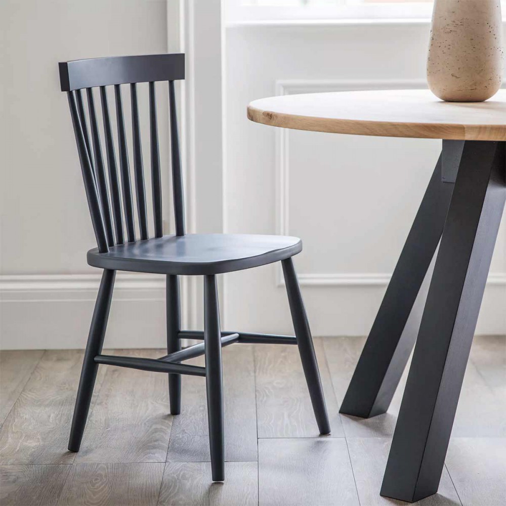 chaise grise en bois