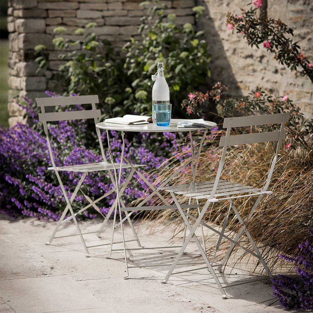 Ensemble table et 2 chaises bistrot beiges idéal pour une terrasse