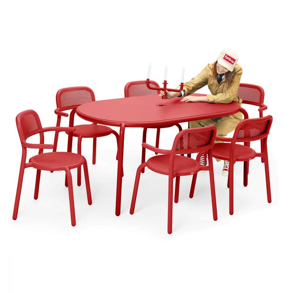Table en aluminium rouge pour 6 personnes Table en aluminium rouge pour 6 personnes