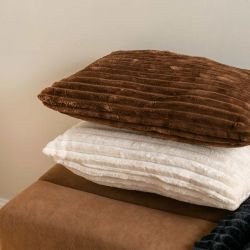 Coussin en velours côtelé marron foncé