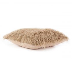 Gros coussin beige en fausse fourrure