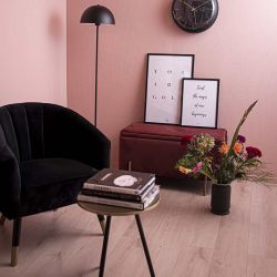 Fauteuil royal en daim noir et détails or sur les pieds.