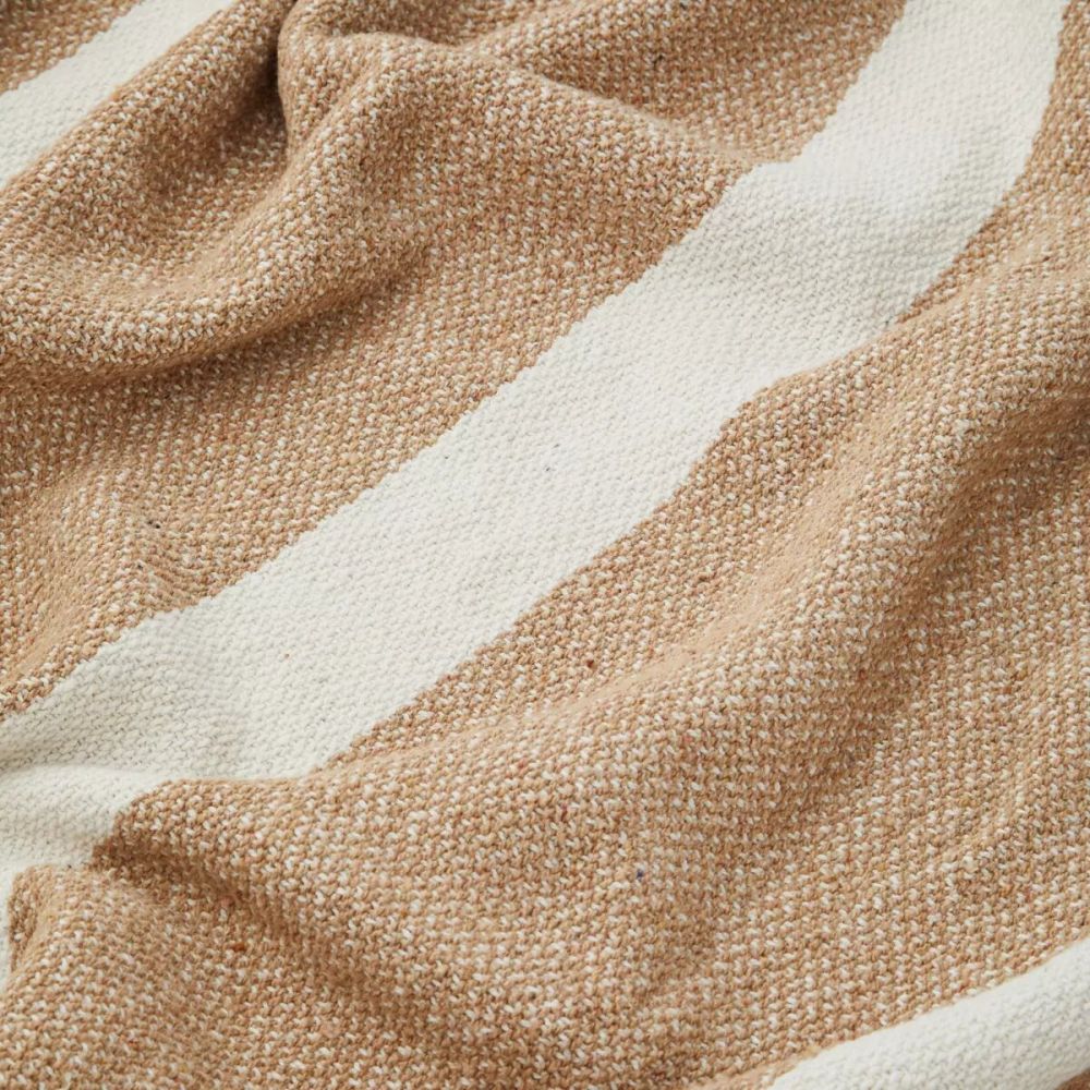 Plaid tissé en coton couleur sable et blanc cassé avec franges.