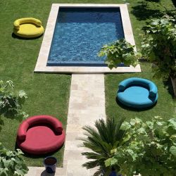 Pouf rond rouge avec dossier pour piscine