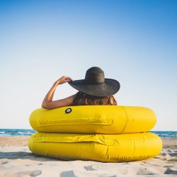 Pouf gonflable pour piscine jaune