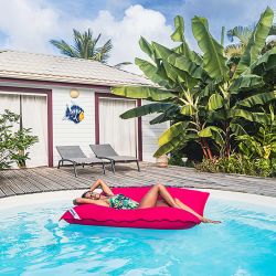 Pouf géant piscine rose vif