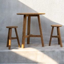 Table haute en bois d'interieur