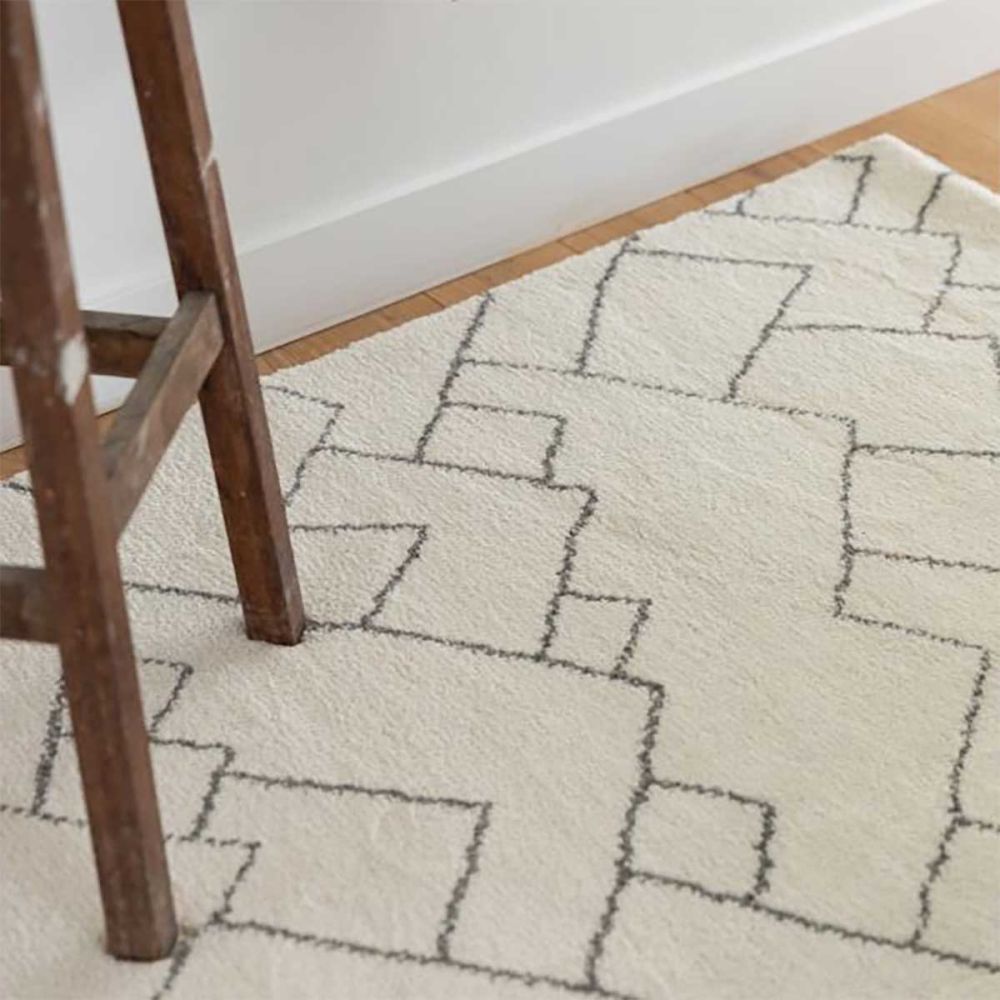 tapis beige à motifs géométriques