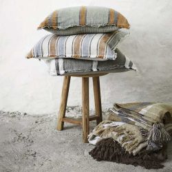 tabouret à trois pieds en bois
