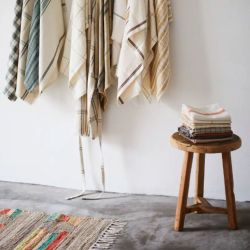 grand tabouret d'intérieur en bois
