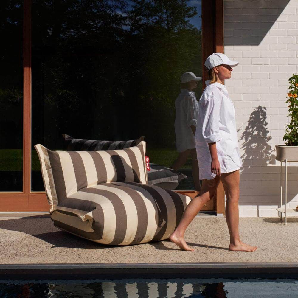 Pouf design extérieur rayé cacao sur terrasse